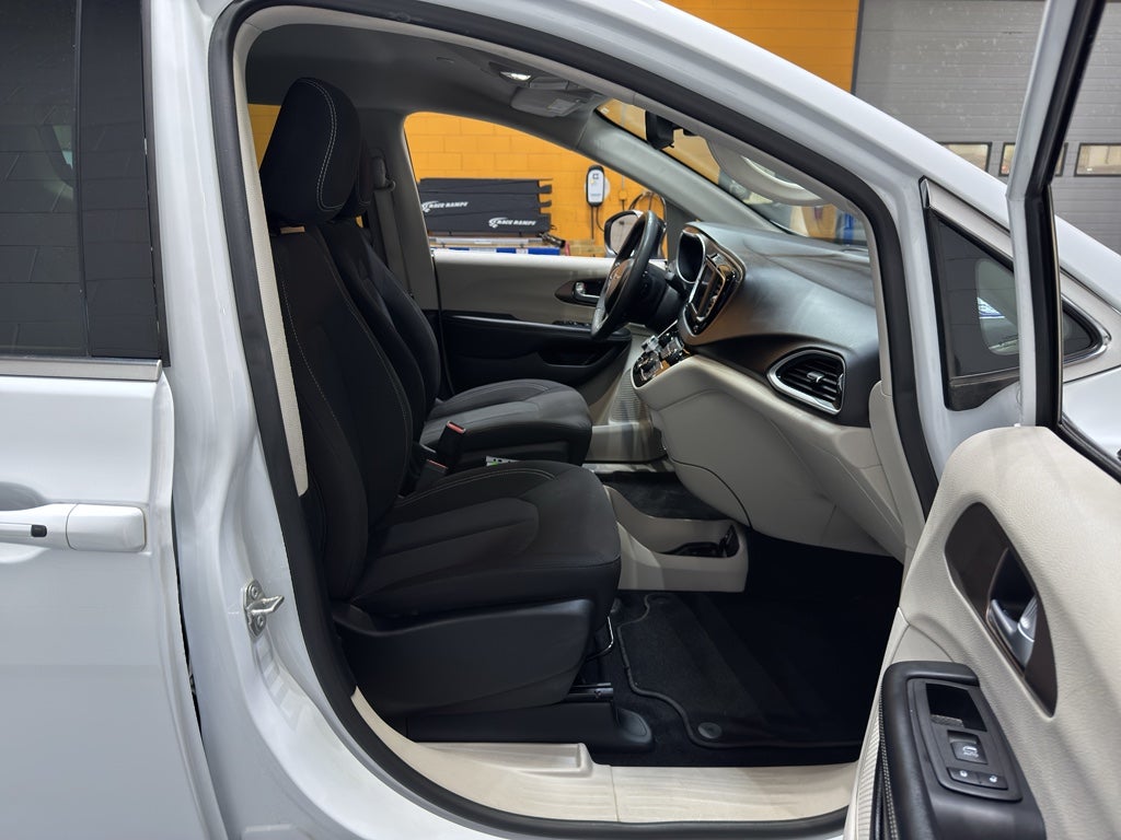 2024 Chrysler Voyager LX