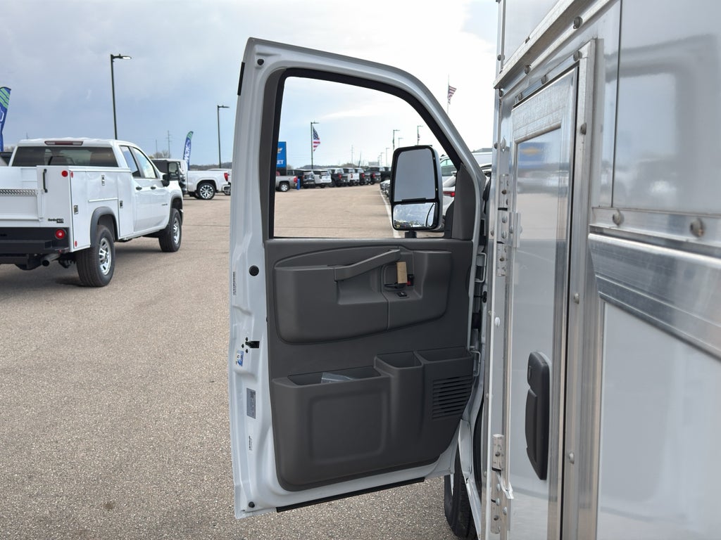 2025 Chevrolet Express Cutaway 3500 1WT