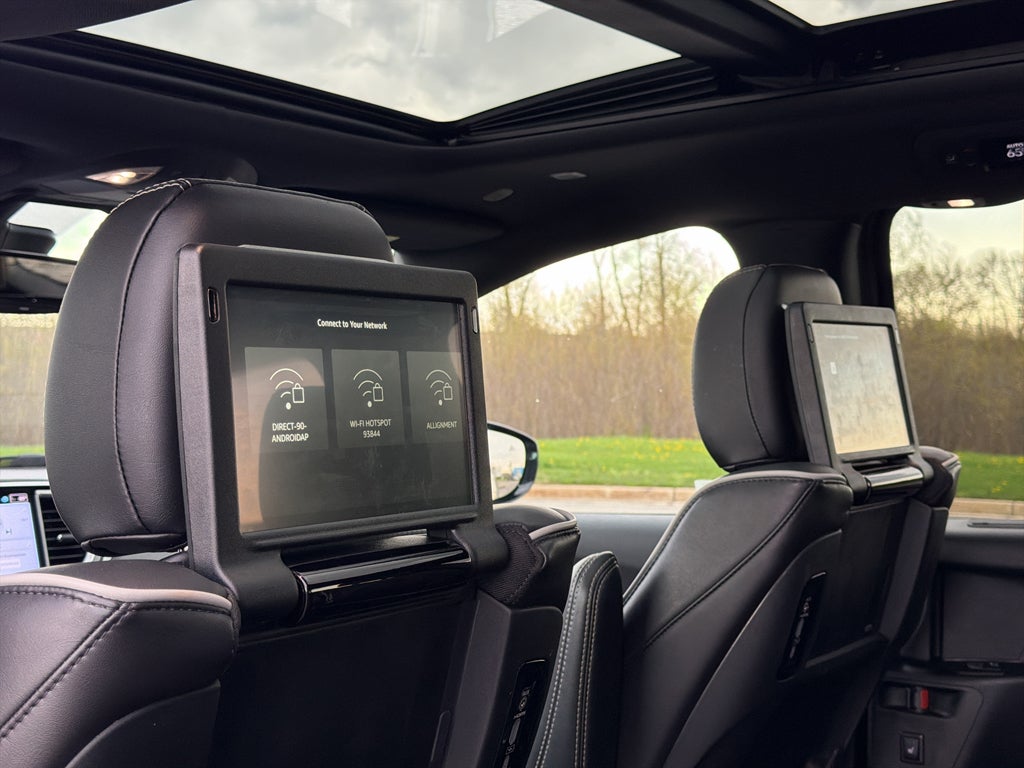 2025 Chrysler Pacifica Limited w/Tow & Entertainment