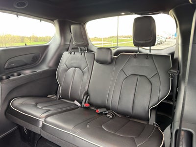 2025 Chrysler Pacifica Limited w/Tow & Entertainment